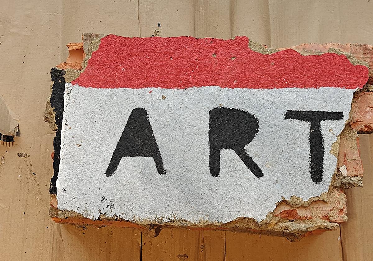 Imagen principal - Detalles y pìezas del mural que han sido guardados para el recuerdo.