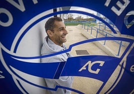 Jonny, tas el escudo del Alavés en Ibaia.