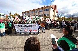Decenas de profesionales se ham concentrado en las puertas del Río Ebro.