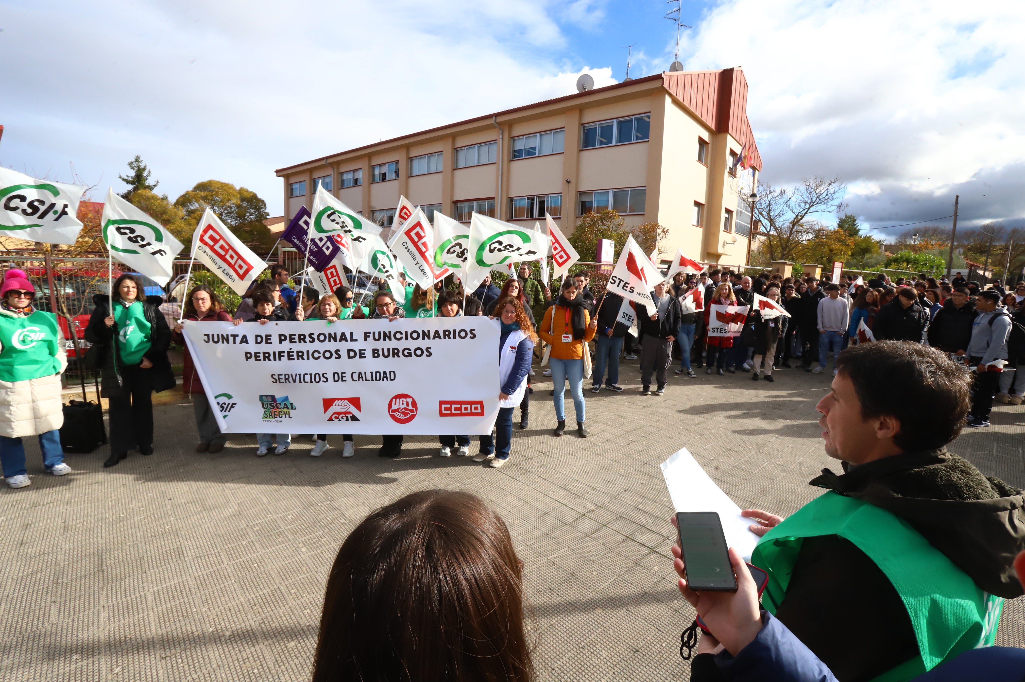 Decenas de profesionales se ham concentrado en las puertas del Río Ebro.