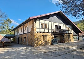 El tejado del edificio principal, en la imagen, fue la parte más afectada por el incendio de 2022.