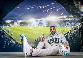 Jonny posa en Ibaia con una fotografía de Mendizorroza de fondo.