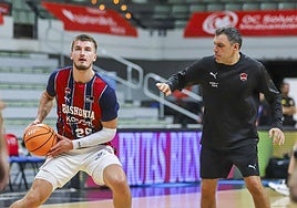 Galbiati aprieta a Frisch en un calentamiento.