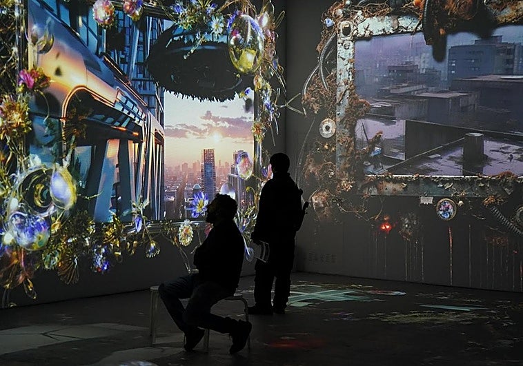 La gran pieza del recorrido es una instalación inmersiva 360º de 25 minutos en la que se despliega la «autobiografía» de la IA