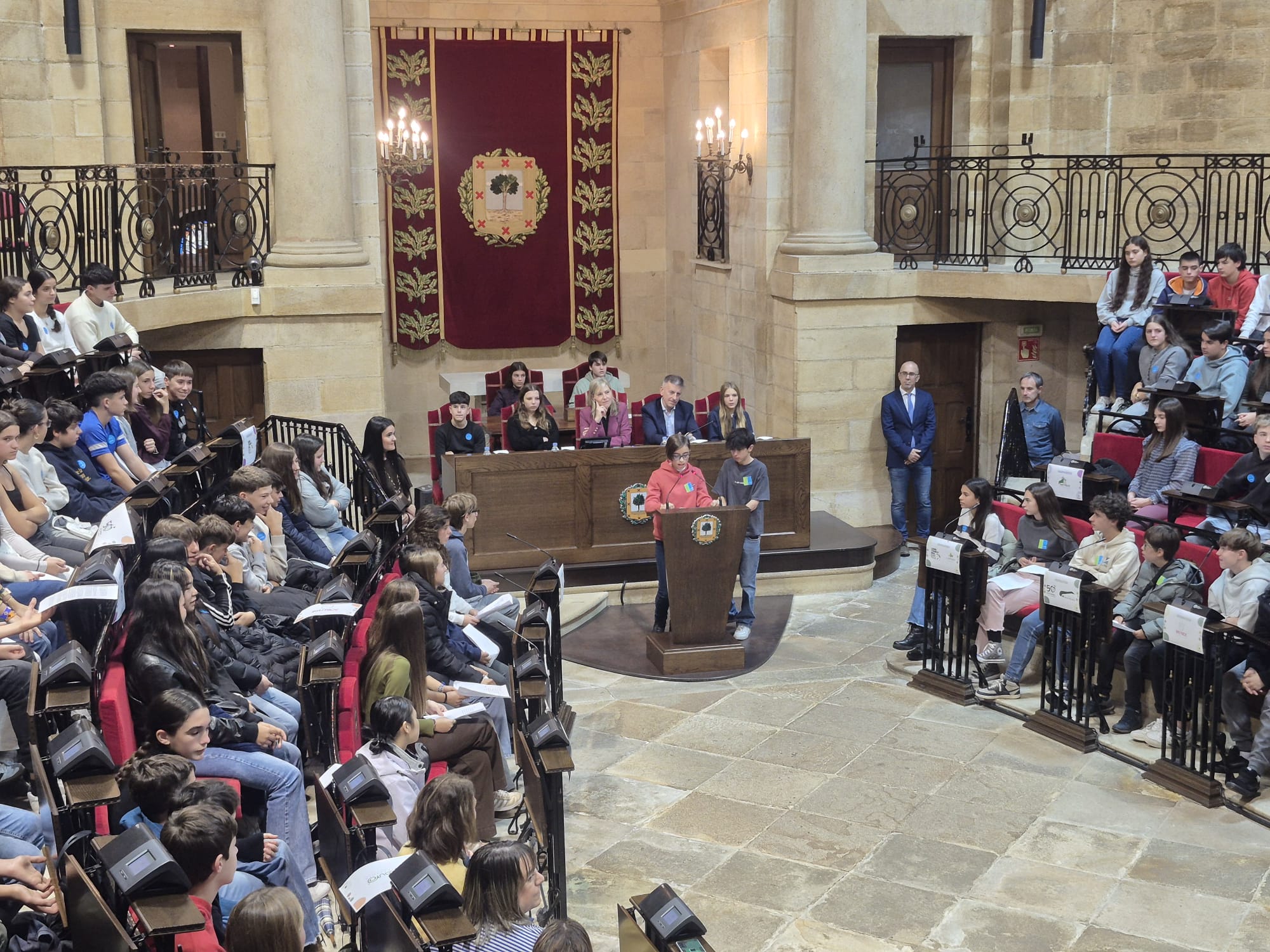 300 esudiantes vizcaínos han celebrado este jueves por la mañana el Pleno Txiki de la Casa de Juntas de Gernika.