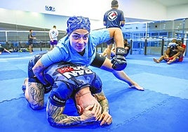Aviguey Parra, 'a besta do norte', en un entrenamiento con el equipo Gaman, después de terminar el trabajo en el hospital de Tolosa.