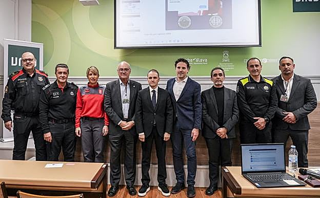 Algunos de los ponentes con responsables de la UNED y de Sapiens.