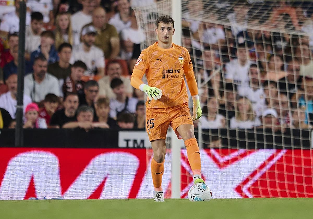 El portero del Valencia que se había quejado por la titularidad de Agirrezabala será multado