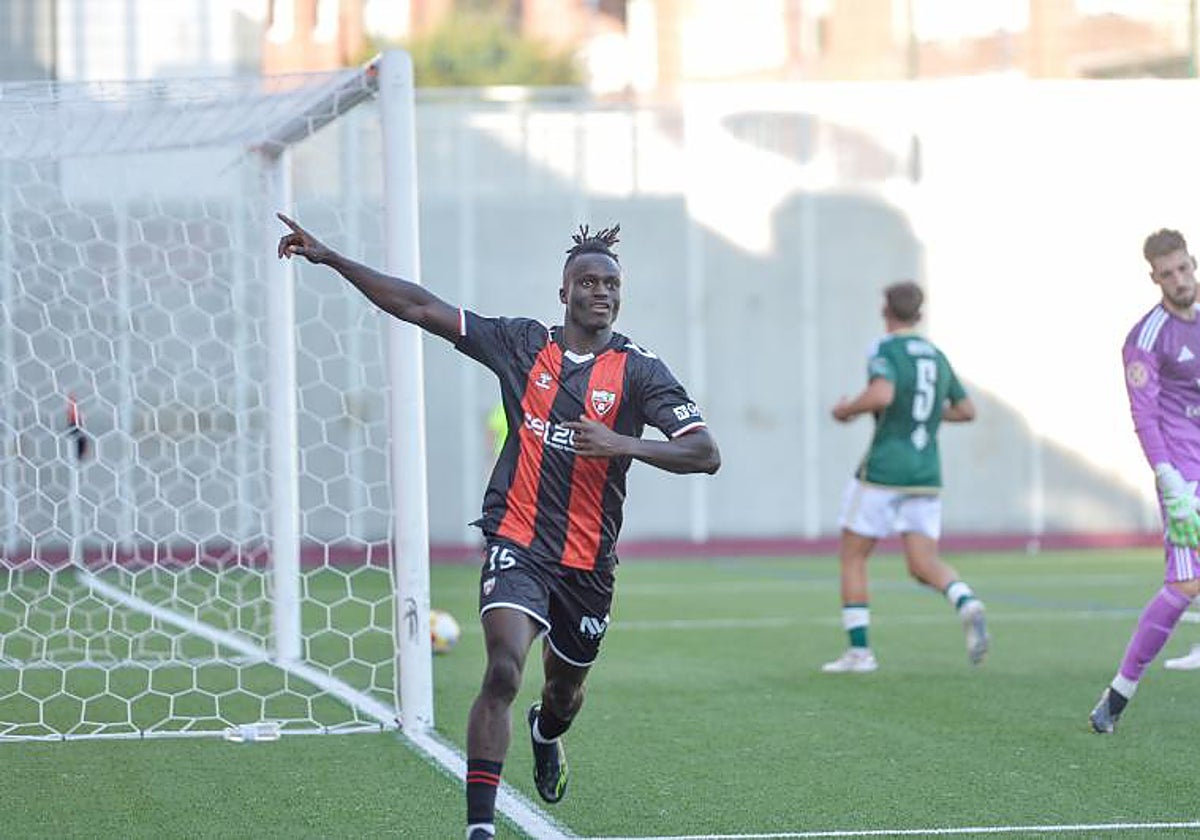 Babá celebra su gol al Cacereño en Gobela.