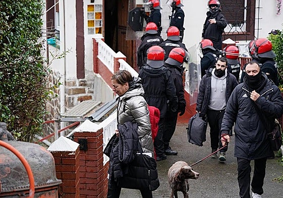 Naiara Iglesias y Asier García dejaban su casa escoltados por varios miembros de la Ertzaintza y la Policía Municipal.