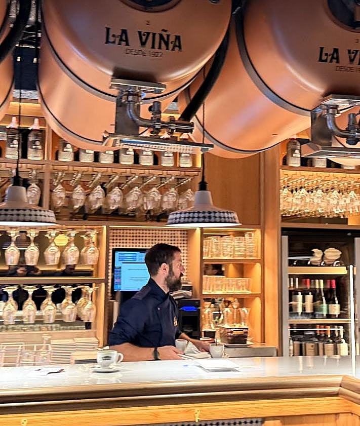 Imagen secundaria 2 - La &#039;nueva&#039; Viña del Ensanche vuelve a llenar sus mesas tras cuatro meses de obras