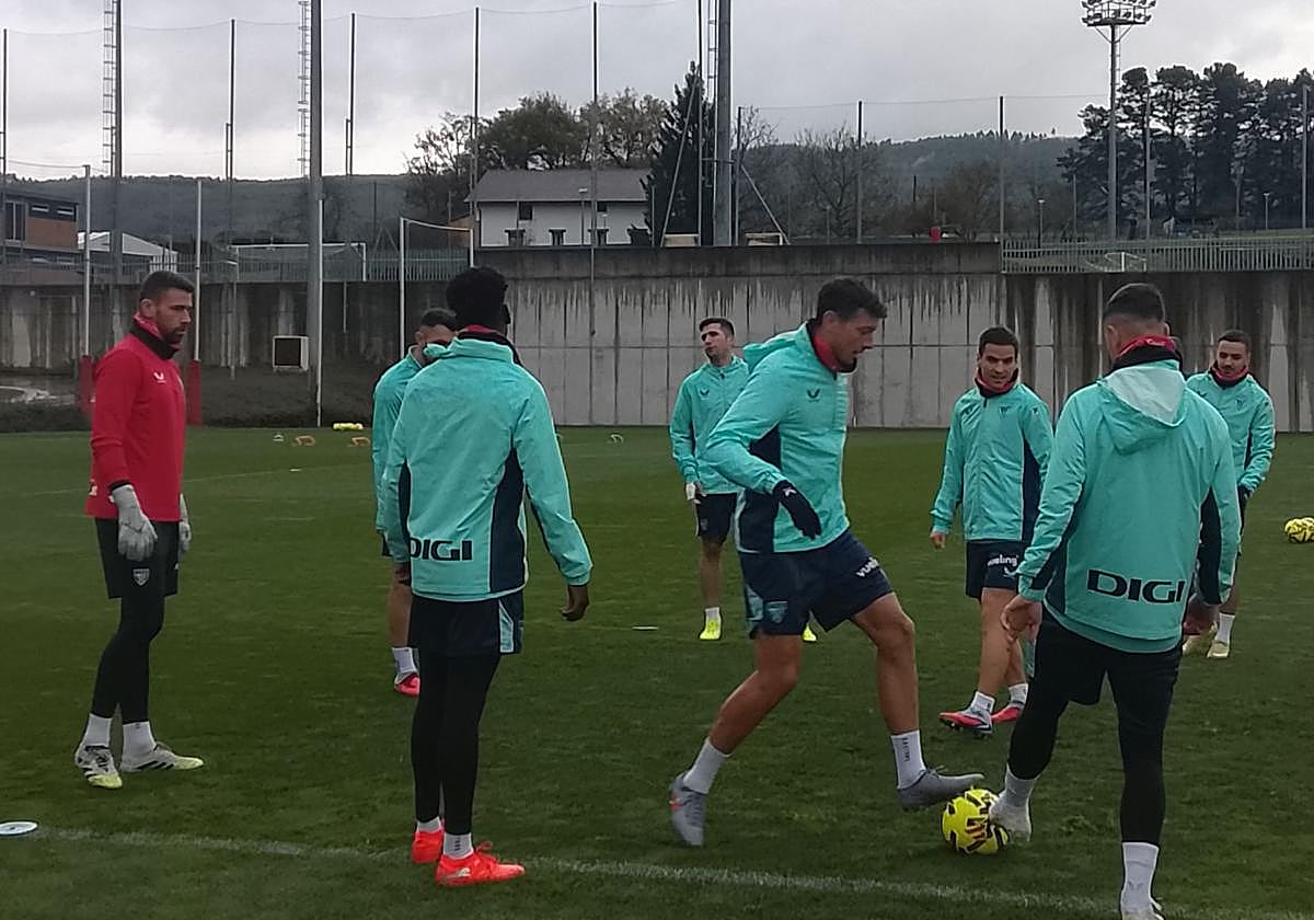 Los jugadores del Athletic en uno de los rondos previos al entrenamiento de esta mañana
