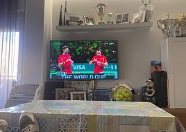 Carlos Alcaraz muestra el salón de su casa y sus seguidores alucinan: «Viva el mantel de hule»