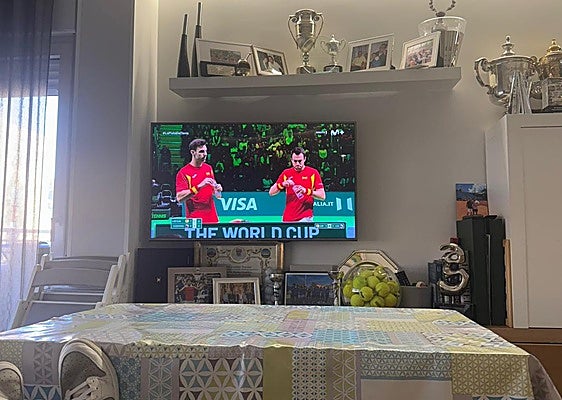 Carlos Alcaraz muestra el salón de su casa y sus seguidores alucinan: «Viva el mantel de hule»