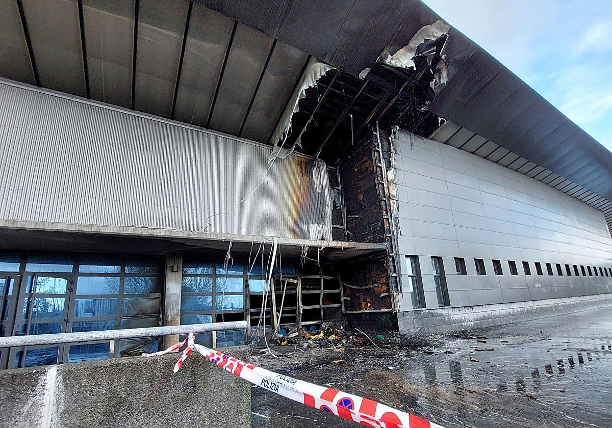 Estado en el que ha quedado la cubierta y una de las puertas de acceso, en la zona trasera.