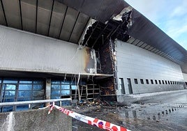Estado en el que ha quedado la cubierta y una de las puertas de acceso, en la zona trasera.