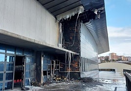 Estado en el que ha quedado la cubierta y una de las puertas de acceso.