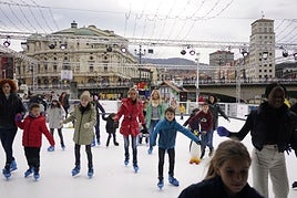Varias familias disfrutan de la pista de hielo.