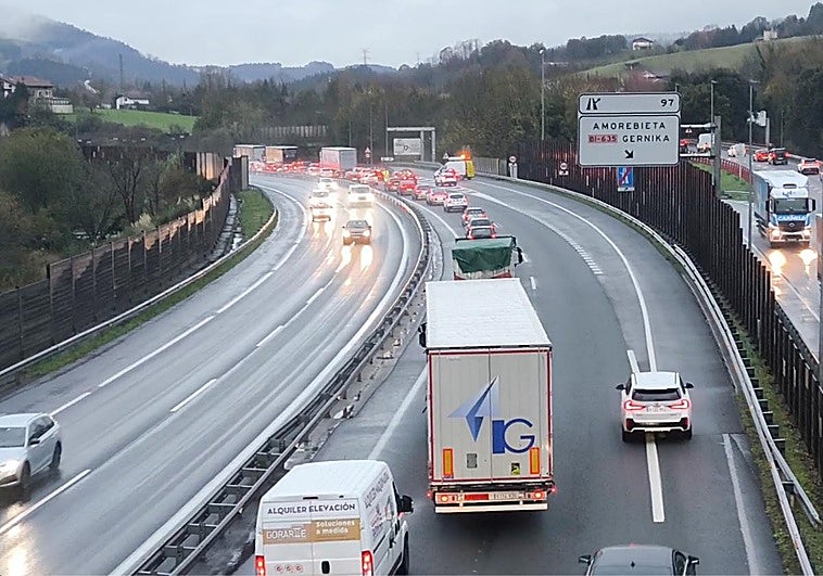 Un accidente provoca dos horas de retenciones en la AP-8 en Amorebieta