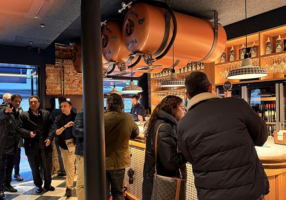 La 'nueva' Viña del Ensanche vuelve a llenar sus mesas tras cuatro meses de obras