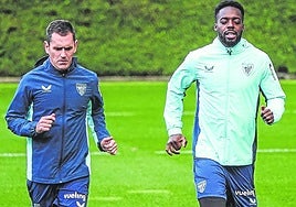 Iñaki Williams corre junto a Xabier Clemente en un entrenamiento de esta semana.