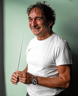 Marco Armiliato, poco antes de ponerse al frente de la BOS en uno de los ensayos.