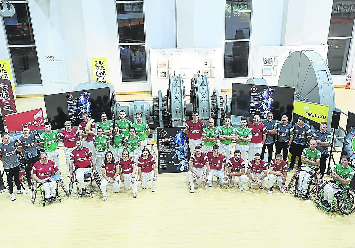 Componentes de Euskal Selekzioa masculina y femenina que disputará la Liga de Naciones de Pelota ayer en Barakaldo.