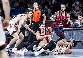 Kurucs pelea un balón desde el suelo.