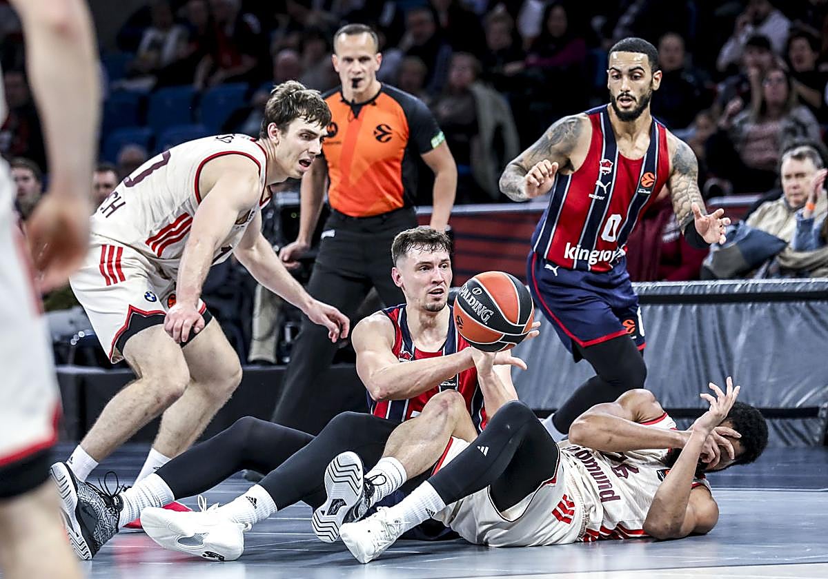 Kurucs pelea un balón desde el suelo.