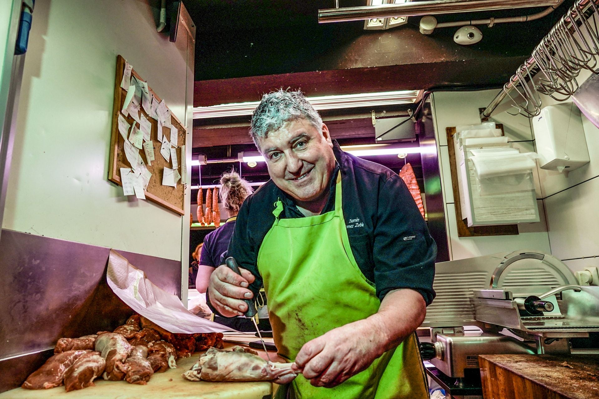 El carnicero Txomin Gómez Zubia, en su local.
