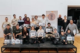 Los ganadores del concurso de emprendedores de Lea Artibai posan con los premios.