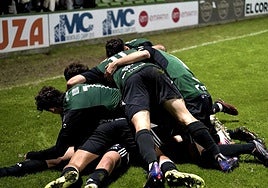 Los jugadores del Sestao River se abrazan en piña tras marcar un gol.