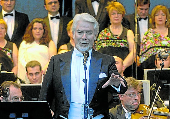 Santos Ariño, en un concierto celebrado en la plaza Mayor de Valladolid.