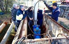 Trabajadores municipales reemplazan la bomba de extracción de La Calera.