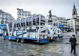 Comienza el montaje de la noria en la plaza de la Virgen Blanca