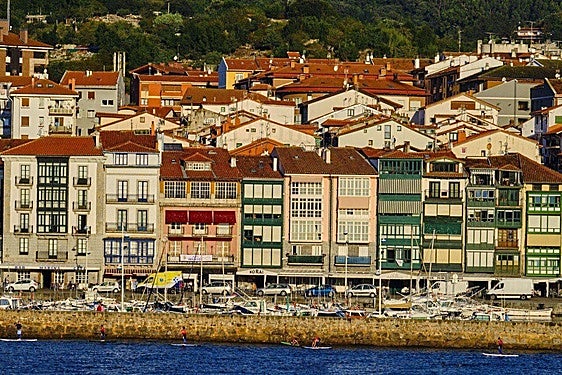 El puerto de Lekeitio concentra buena parte de los alojamientos turísticos de la villa.