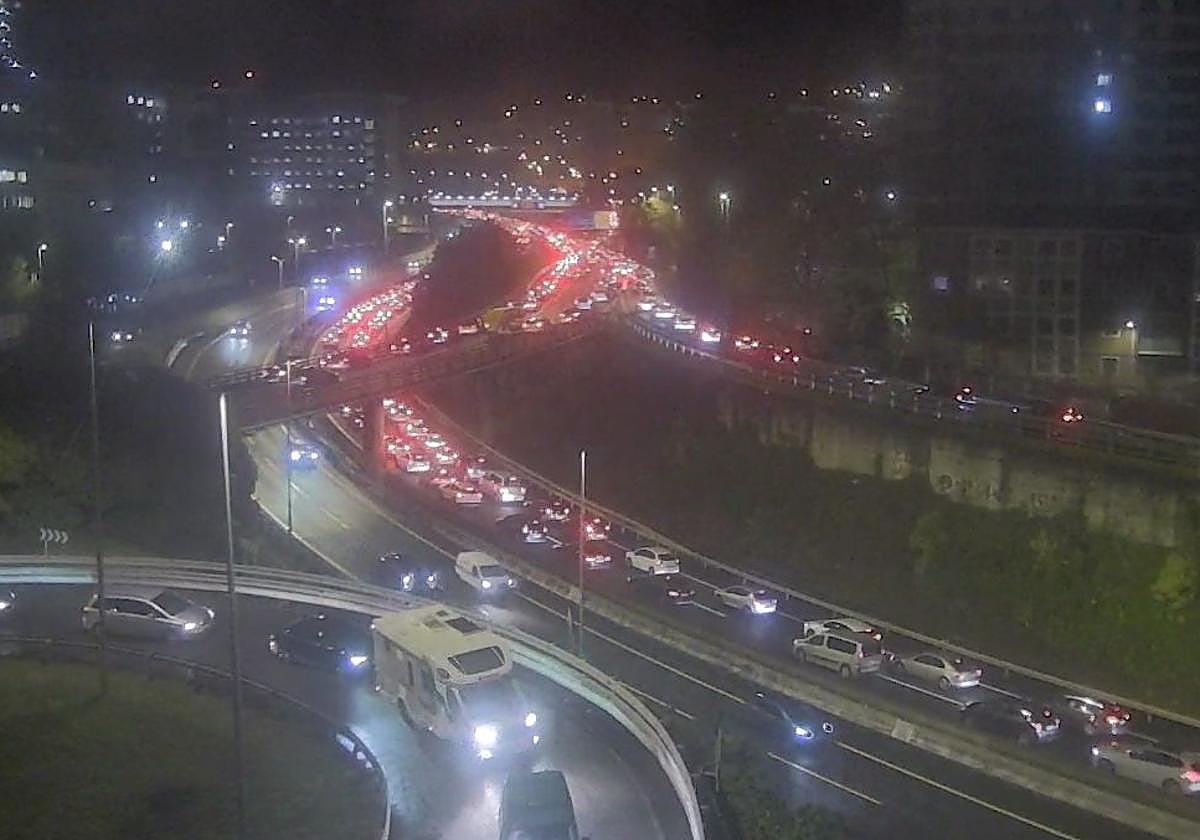 Finalizan las retenciones en la A-8 tras un accidente en Barakaldo sentido Bilbao