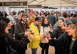 Un grupo brinda en la última edición de Ardoaraba.