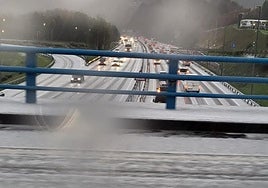 Así ha quedado esta mañana el corredor del Txorierri tras una intensa granizada.