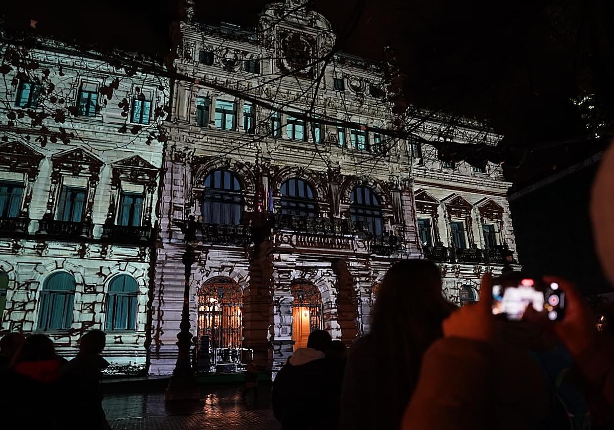 Imagen principal - La fachada del Palacio Foral se convierte en un lienzo para proyectar la historia de Bizkaia
