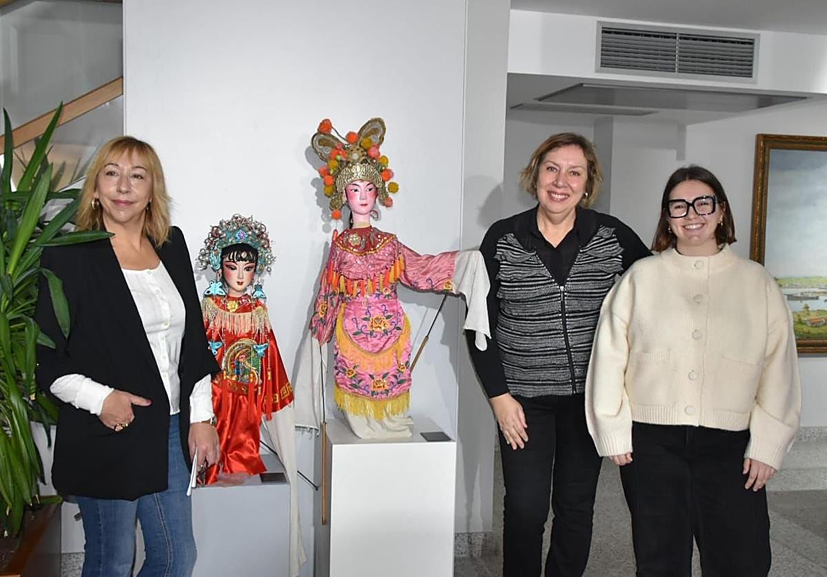 La concejala de Cultura, Estibaliz Freije, la alcaldesa, Marijose Blanco, y Maider Lastra, del centro internacional del títere de Tolosa.