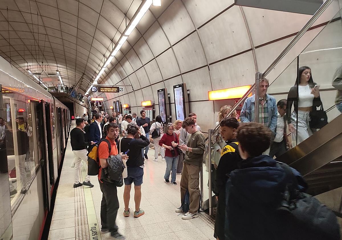 Usuarios del metro en la estación de Indautxu.