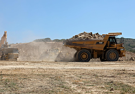 Maquinaria pesada en las obras de acondicionamiento del proyecto Mina Muga.
