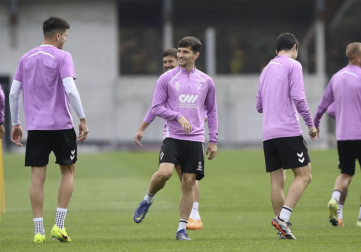 El polivalente extremo Lorquí sonríe a Martón durante una sesión de trabajo en las instalaciones de Areitio que califica de sensacionales.