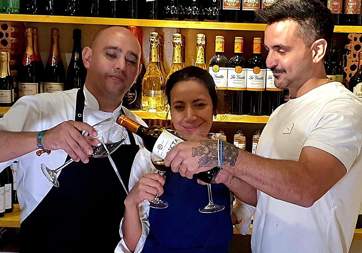 Jon Lecumberri, a la derecha en la foto, que abrió el Zaka en el 2010, posa junto a Claudia Romero, una de las responsables de la sala, y Jean Carlos Sosa, jefe de cocina.