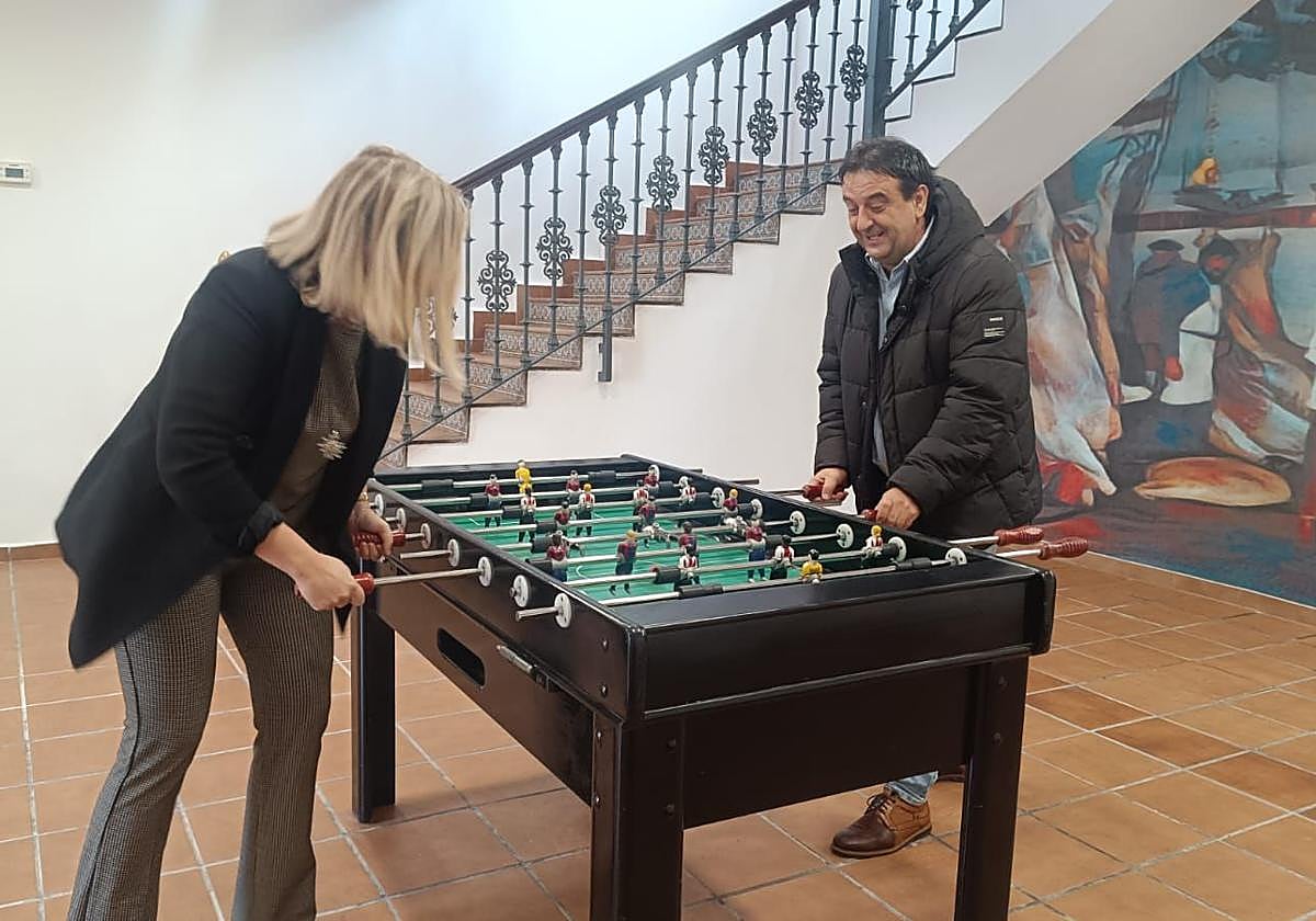 El alcalde de Muskiz, Edu Briones, jugando al futbolín con la concejala de Cultura, Ainara Leiba.