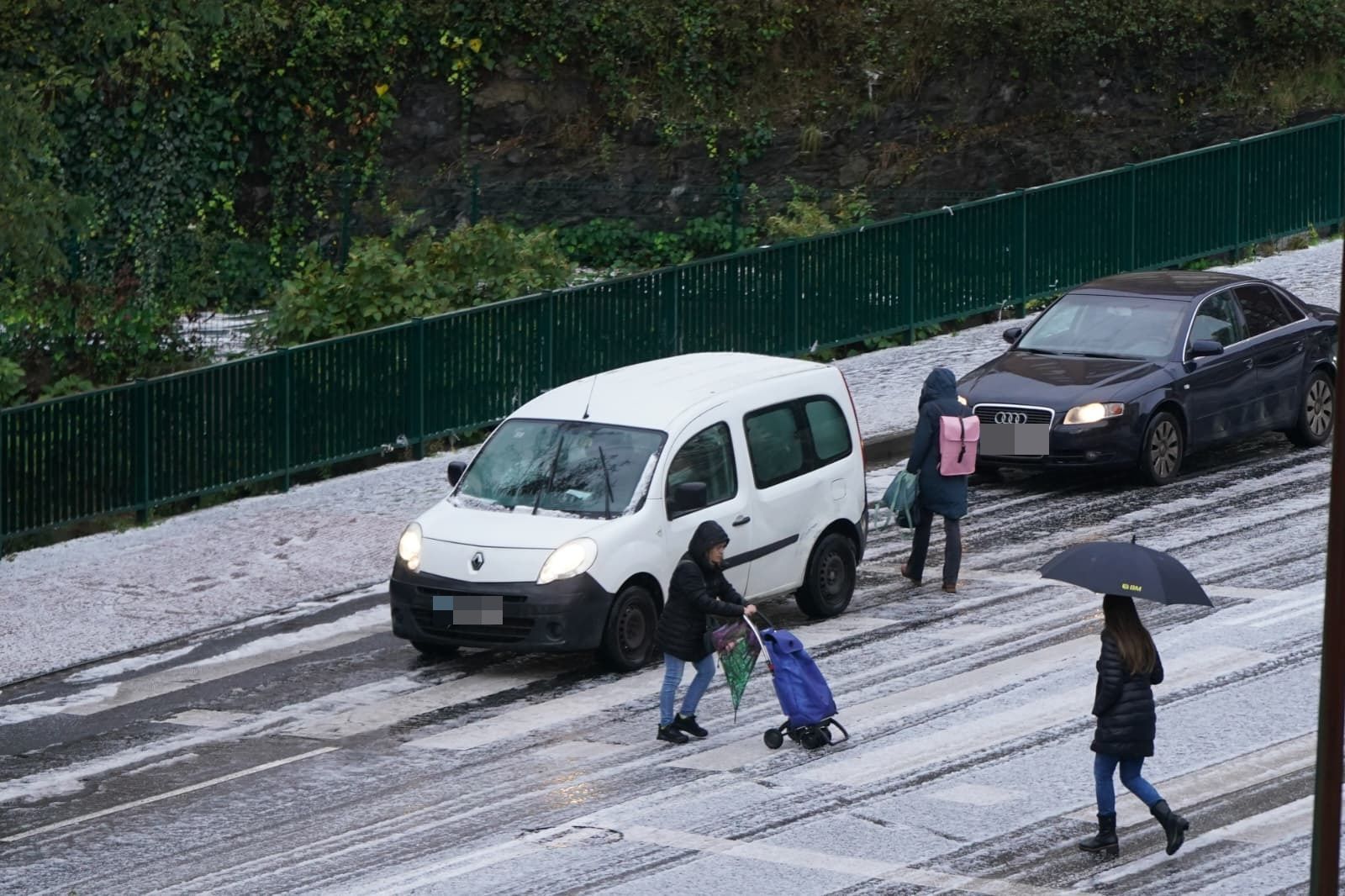 El granizo ha obligado a extremar las precauciones a conductores y peatones esta mañana en Bilbao.