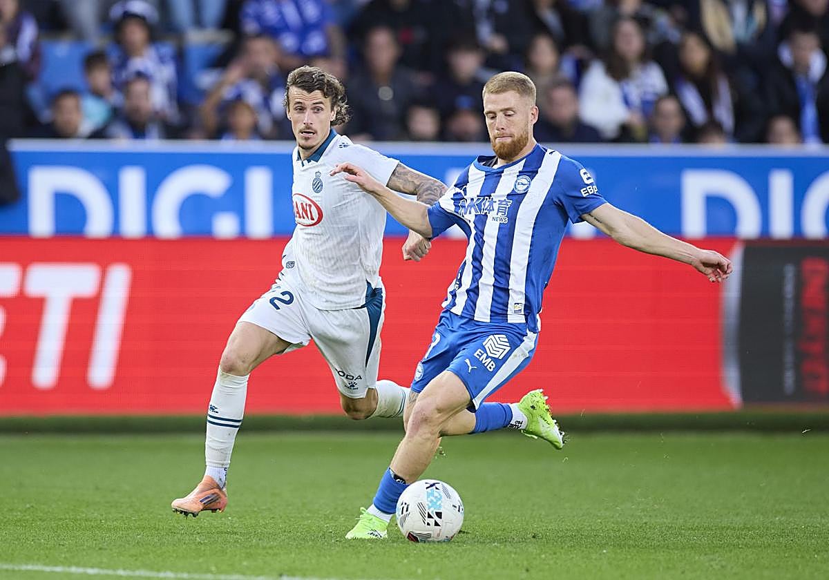 Carlos Vicente intenta superar a Romero en el Alavés-Espanyol.