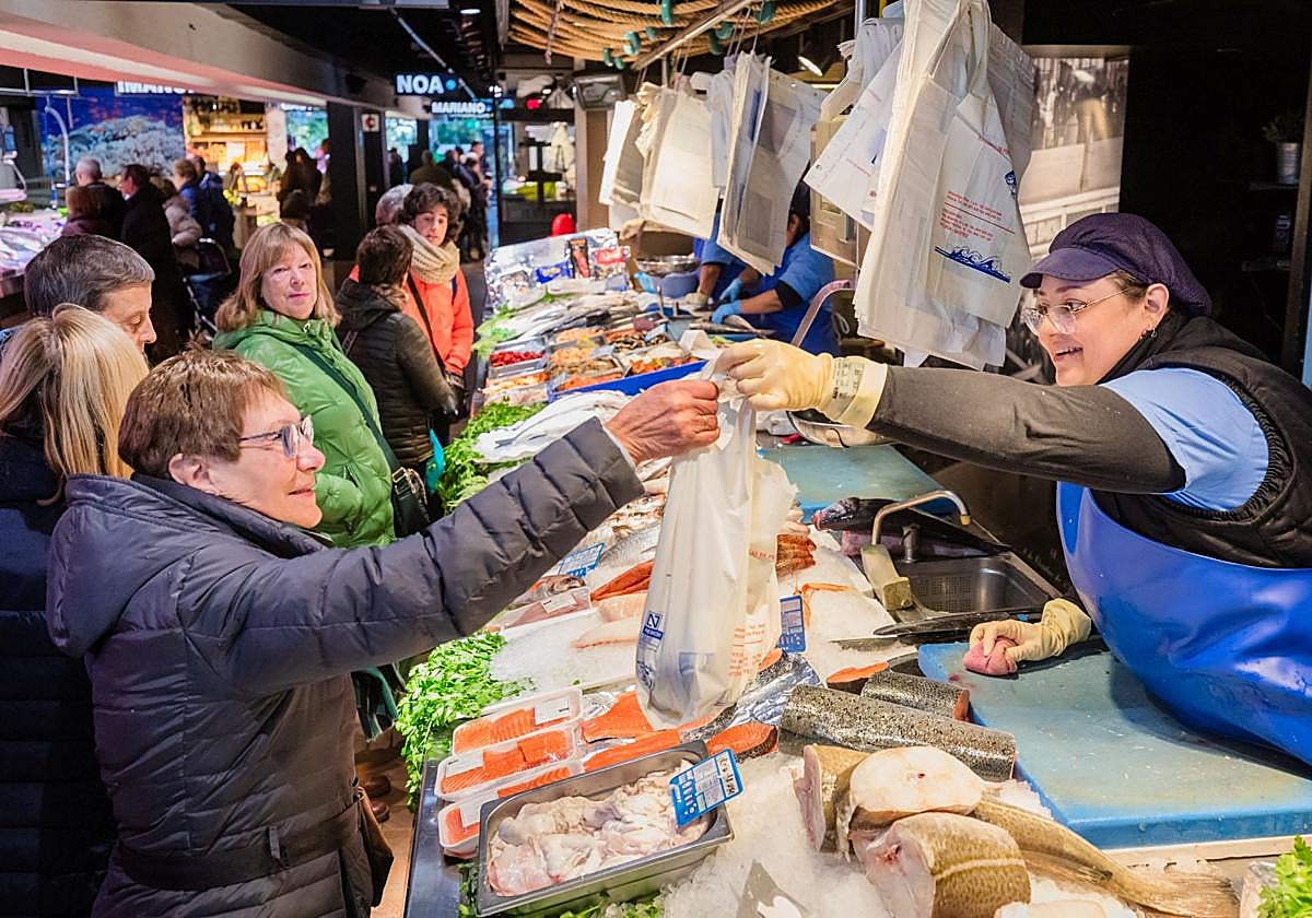 Los puestos del mercado de Abastos afrontarán estas semanas una campaña intensa.