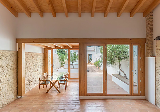 El interior se funde con el exterior para crear espacios abiertos y donde la luz es protagonista.